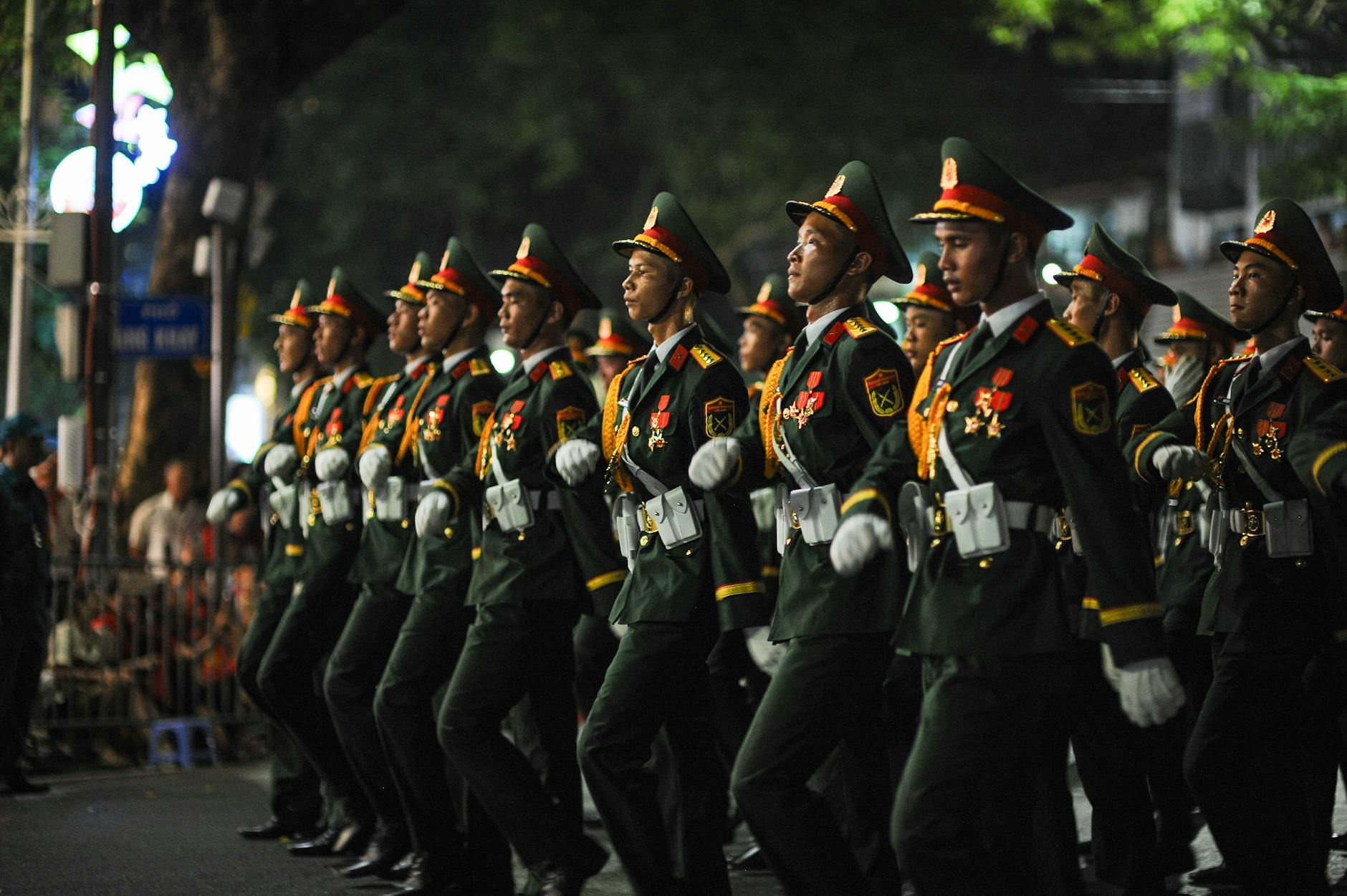 The Ultimate E-Reader Buying Guide for 2025: How to Choose Based on Display Type, Battery Life, Storage, and Ecosystem